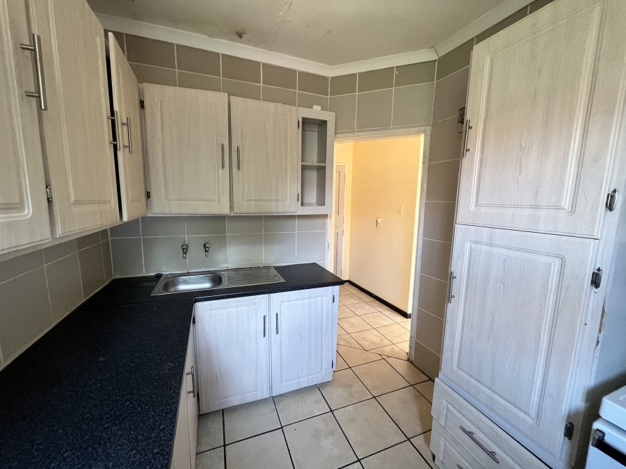 To Let 1 Bedroom Property for Rent in Randlespark North West